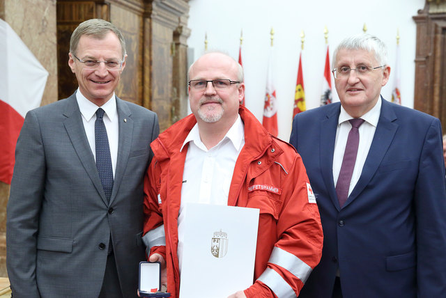 Hauptsanitätsmeister Andreas Reifetshammer aus Frankenburg erhielt die Rettungs-Dienstmedaille in Bronze. | Foto: Land OÖ/Denise Stinglmayr