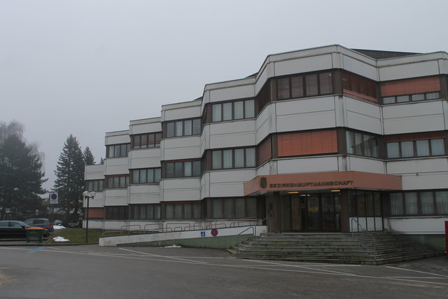 Das alte Gebäude der BH wird abgerissen, ein modernes Dienstleistungszentrum der Raiffeisenbank Region Kirchdorf soll auf dem Platz entstehen.