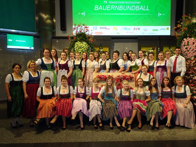 Die Schüler und Schülerinnen des Bildungszentrums Gaming mit ihren Fachlehrerinnen beim Bauernbundball in Wien. | Foto: Bildungszentrum Gaming