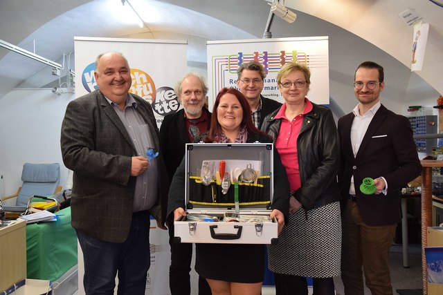 Projektleiterin Bianca Klapfer vom Regionalmanagement (Mitte) mit den Forschungs- und Unternehmenspartnern Bruno Buchmayr (FabLab), Erich Reichel (Pädagogische Hochschule), Clemens Neugebauer (3D-Kunst GmbH) und Andreas Hausberger (PCCL) sowie mit Direktorin Eva Tomaschek (Neues Gymnasium Leoben). | Foto: Regionalmanagement