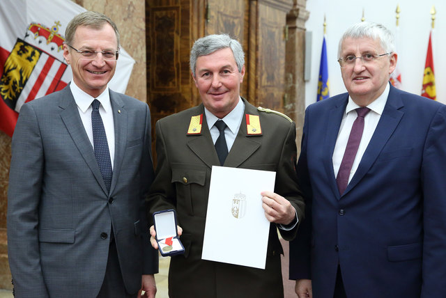 Abteilungskommandant Karl Schiemer aus Seewalchen erhielt die Rettungs-Dienstmedaille in Bronze. | Foto: Land OÖ/Denise Stinglmayr