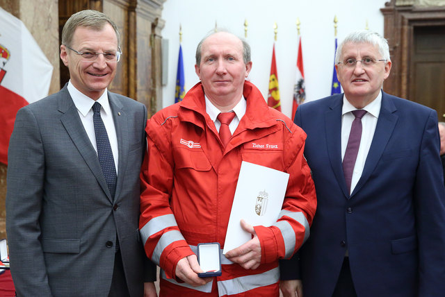 Franz Zieher erhielt die Rettungs-Dienstmedaille in Silber. | Foto: Land OÖ/Denise Stinglmayr