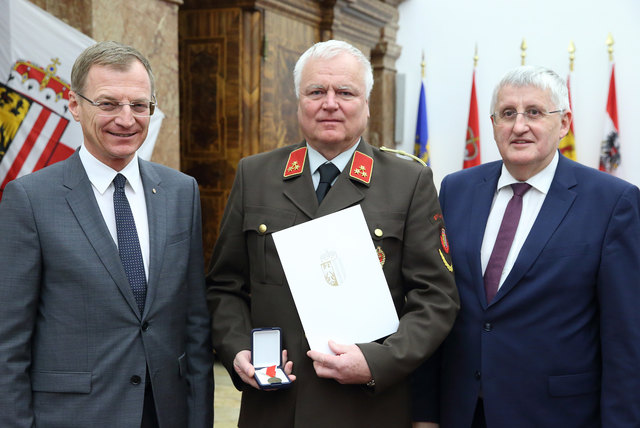 Michael Stabauer aus Lenzing erhielt die Rettungs-Dienstmedaille in Bronze. | Foto: Land OÖ/Denise Stinglmayr