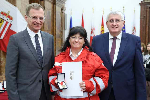 Christine Dittrich mit der Rettungs-Dienstmedaille in Bronze | Foto: Land OÖ/Denise Stinglmayr