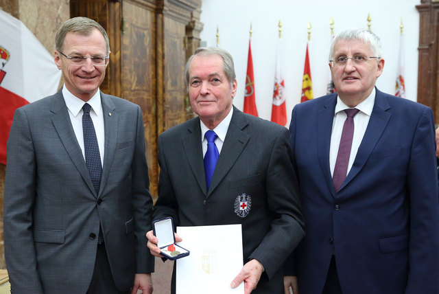 Anton Durchner erhielt die Rettungs-Dienstmedaille in Bronze. | Foto: Land OÖ/Denise Stinglmayr