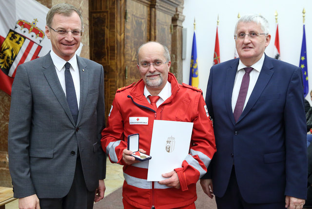Franz Kahleitner erhielt die Rettungs-Dienstmedaille in Bronze. | Foto: Land OÖ/Denise Stinglmayr