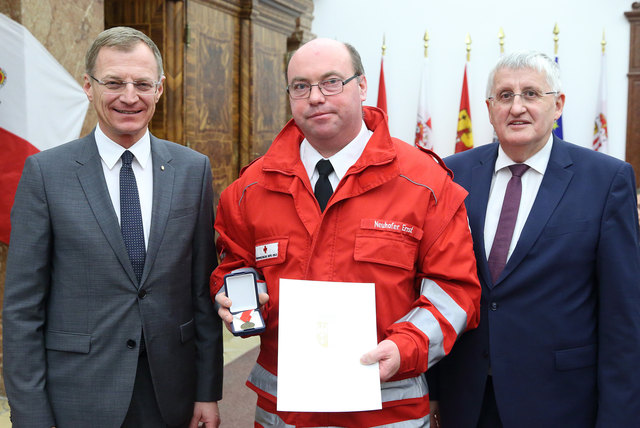 Haupthelfer Ernst Neuhofer aus Vöcklamarkt erhielt die Rettungs-Dienstmedaille in Bronze. | Foto: Land OÖ/Denise Stinglmayr