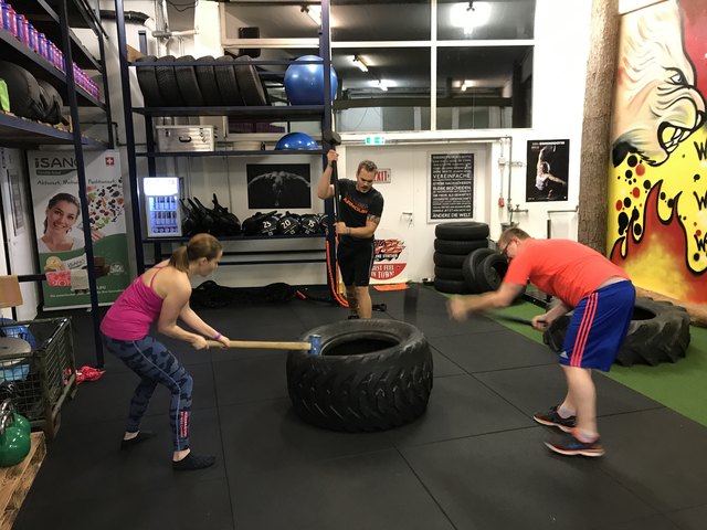 In Domi's Fitgarage fühlen sich anscheinend nicht nur Männer beim Trainieren wohl. | Foto: KK