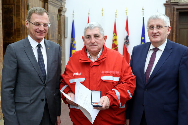 Josef Blasl (Mitte) mit Landeshauptmann Stelzer (l.) und Johann Hingsamer, Rot-Kreuz-Präsidiumsmitglied. | Foto: Land OÖ/Denise Stinglmayr