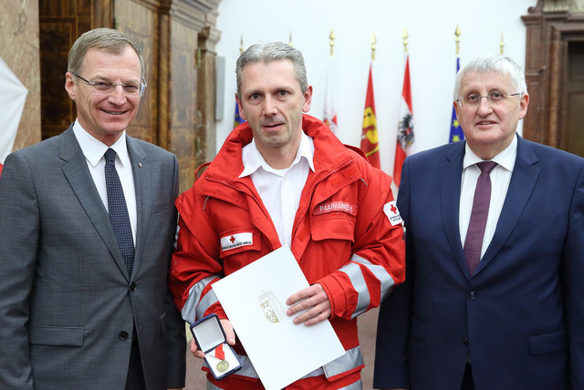 Haupthelfer Markus Paarhammer aus Oberwang erhielt die Rettungs-Dienstmedaille in Bronze. | Foto: Land OÖ/Denise Stinglmayr