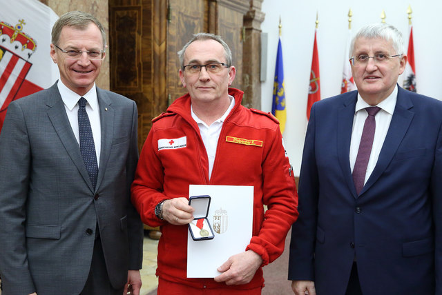 Kolonnenkommandant Karl Ploberger aus Attnang-Puchheim erhielt die Rettungs-Dienstmedaille in Bronze. | Foto: Land OÖ/Denise Stinglmayr