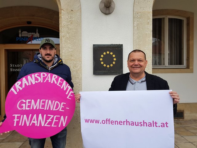Thomas Mantsch vom NEOS-Team und Gemeinderat Eduard Posch freuen sich über mehr Transparenz in Pinkafeld.