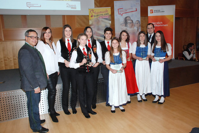 Das Jungmusikerleistungsabzeichen in Silber erhielten aus dem Bezirk Güssing Iris Fink, Hannah Mussy, Alexa Obermayer, Michael Mussy, Tabea Leitgeb, Anna Laky, Valentina Kedl und Lena Marakovits. | Foto: Landesjugendreferat