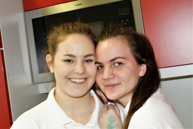 Fleißiges Team: Jasmin und Nena (v.l.)