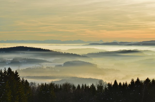 Vom Haager-Berg hat man eine herrliche Aussicht, bei Föhnstimmung wie hier bis zu den Bergen des Salzkammergutes.