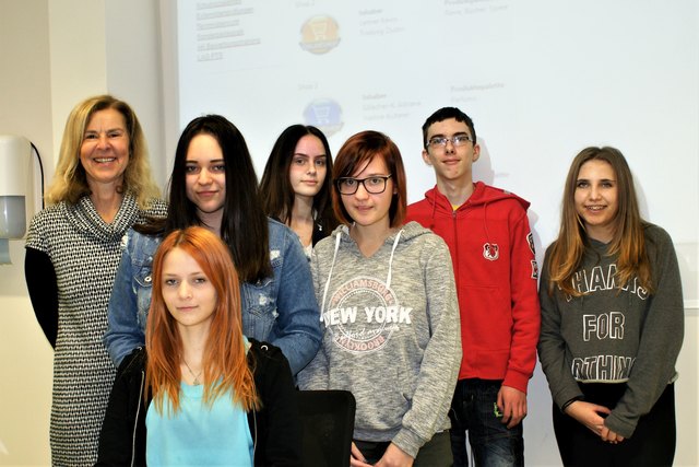 Lehrerin Iris Galo mit den Schülern des Fachbereichs Handel/Büro