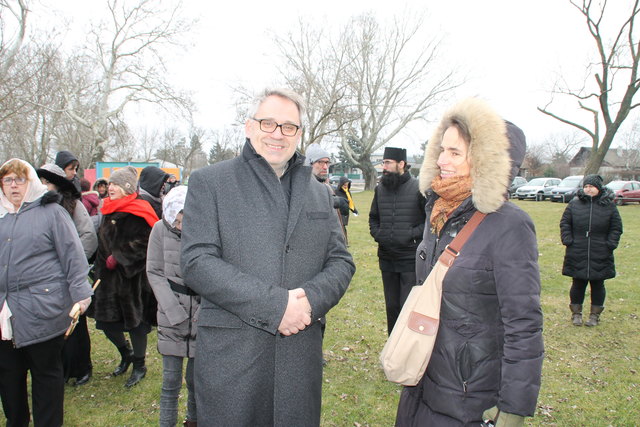 Bürgermeister Andreas Sattler am Ufer des Zicksees.