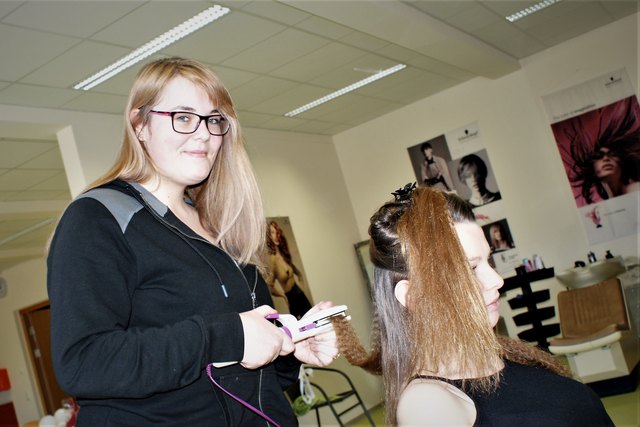 Das hauseigene Friseurstudio: Paulina und Sissy bei der Arbeit