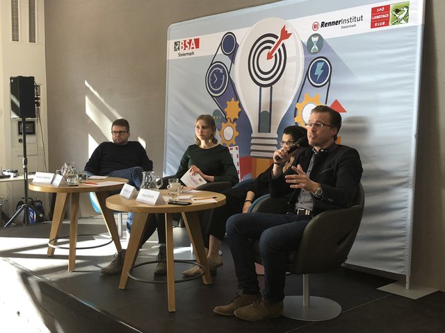 Klubobmann Hannes Schwarz (l.), Barbara Blaha (3.v.l.) und Landesgeschäftsführer Oliver Wieser (r.) diskutierten zum Abschluss der SPÖ-Themenwerkstatt.