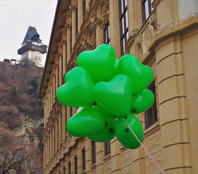 Gleich mehrere Herzen für die Steiermark (im Hintergrund der Uhrturm von Graz)