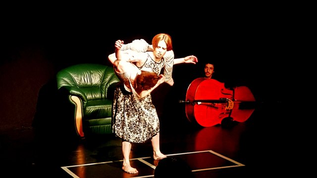 Tiefgründige Tanzperformance von Nadja Puttner und Monika Schuberth.