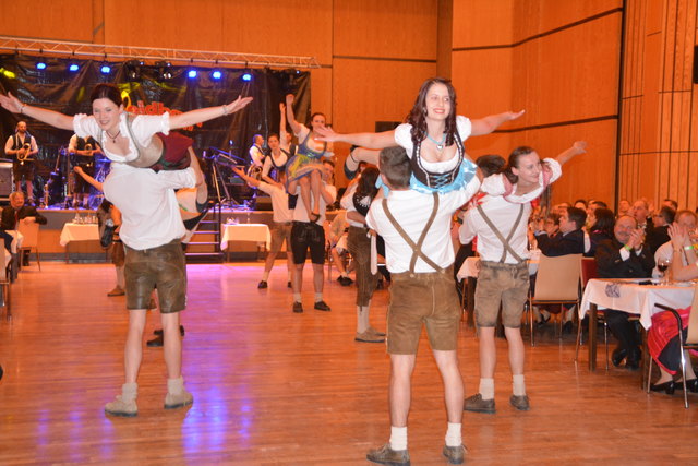 Eine großartige Polonaise in Dirndl und Lederhosen sorgte für einen Höhenflug zu Beginn.