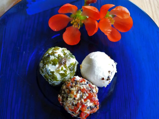 Frischkäsebällchen