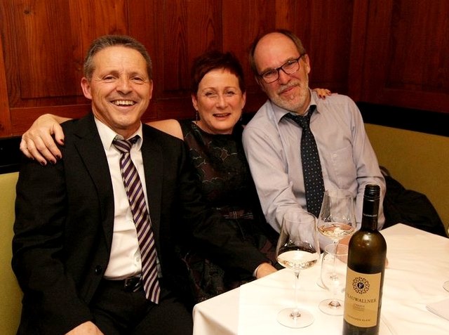 Bürgermeister Hubert Höfler (li.) und seine Gattin feierten mit der FF Anger.