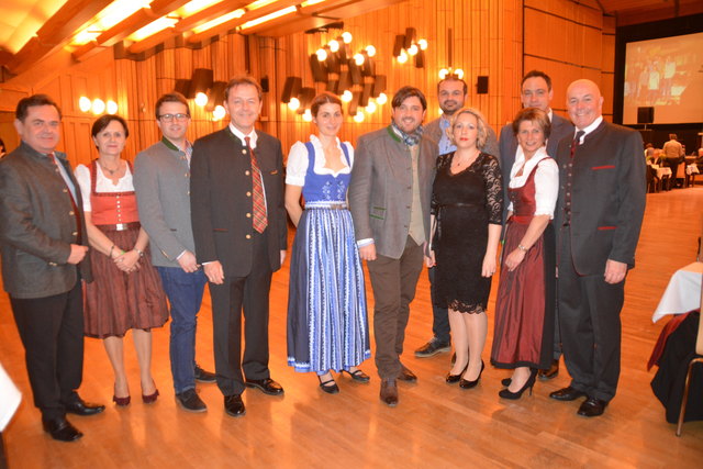 Zahlreiche Ehrengäste genossen einen traditionellen Ballabend.