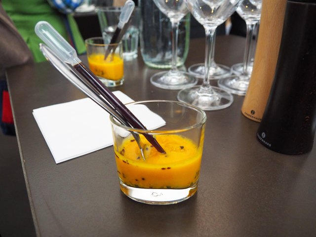 Kürbiscremesüppchen mit steirischem Kürbiskernöl in der Pipette beim Empfang im Kaufhaus Kastner und Öhler