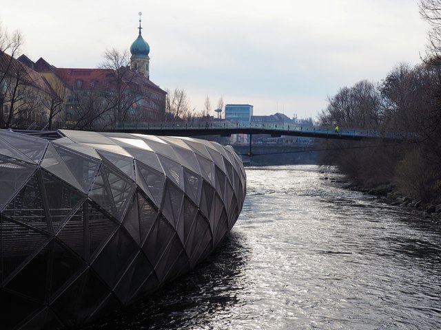 Die Murinsel glänzt in der Morgensonne