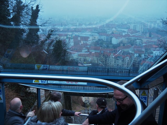 Mit der Bahn den Schlossberg hinauf
