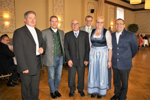 Diakon Hans Hofer, Pfarrer Josef Windisch sowie Pfarrgemeinderäte feierten mit den Kalsdorfern den Pfarrball.