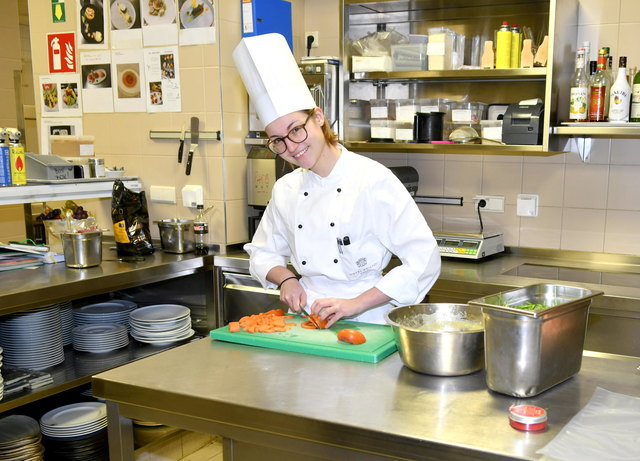 Nach ihrer Ausbildung möchte Sabrina aufs Schiff gehen, Richtung Amerika. Ihr Traum: kochen und die Welt sehen. | Foto: Markus Spitzauer