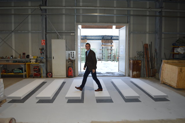 Testlauf in Hermagor: Landesrat Gernot Darmann auf dem Prototypen des 3d-Zebrastreifens | Foto: KK