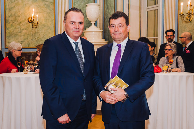 Ein Bild mit Seltenheitswert: der Kulturlandesrat des Landes gemeinsam mit dem Generaldirektor der Esterhazy Betriebe | Foto: Esterhazy/Josef Siffert