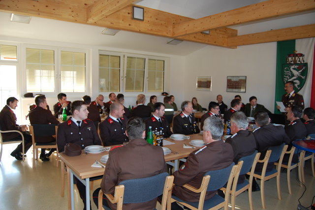 Voller Rüsthaus-Saal bei der Wehrversammlung der FF Otternitz