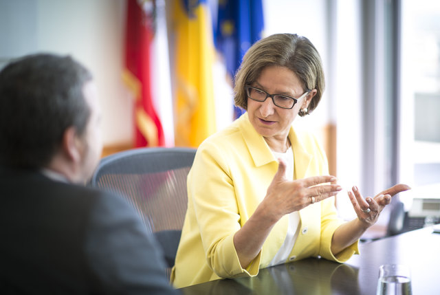 Johanna Mikl-Leitner führte einen neuen Stil ein. Selbstbeherrschung, Bedächtigkeit statt Handkantenschläge. Mit Erfolg. Die absolute Mehrheit ist ein kleines Polit-Wunder. | Foto: Daniela Matejschek