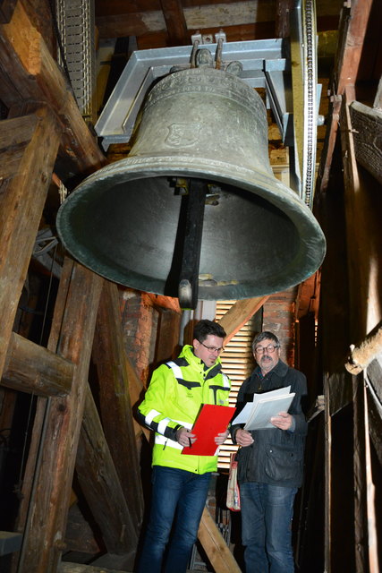 Begutachtung des Glockenstuhls: Statiker Gerd Unger und Karl Amtmann bei der Besichtigung des Kirchturms.