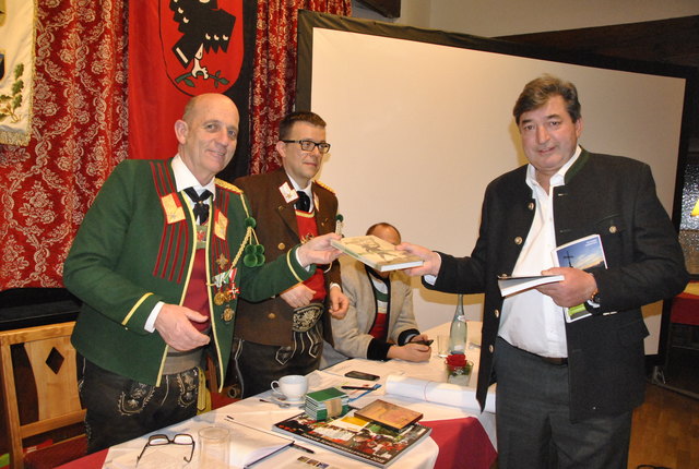 Landeskommandant Fritz Tiefenthaler und Viertelkommandant Manfred Schachner übergeben Obmann Hans Ager allgemeine Unterlagen über das Schützenwesen. | Foto: Eberharter