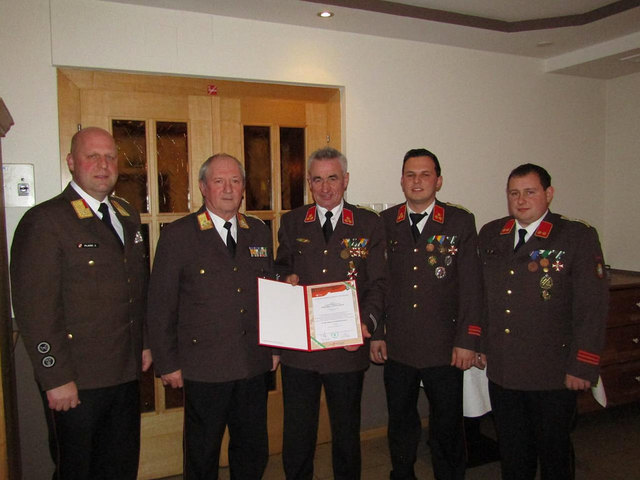 (li.) Abschnittsbrandinspektor Ing. Josef Plank, Bereichsfeuerwehrkommandant OBR Johann Preihs, Jubilar sowie Ausgezeichneter Dominikus Zengerer, Ortsfeuerwehrkommandant HBI Manuel Gradwohl und OBI Stefan Fahnleitner