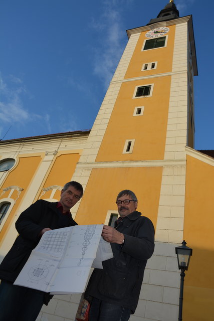 Stadtpfarrer Alois Schlemmer und Karl Amtmann vom Glockenkomitee vor dem Fürstenfelder Kirchturm.