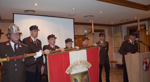 Fähnrich Walter Kruckenhauser, Angelobte David Graf, Peter Kleemann, Sonja Gföller und Andreas Gföller (v.l.) bei der Angelobung.