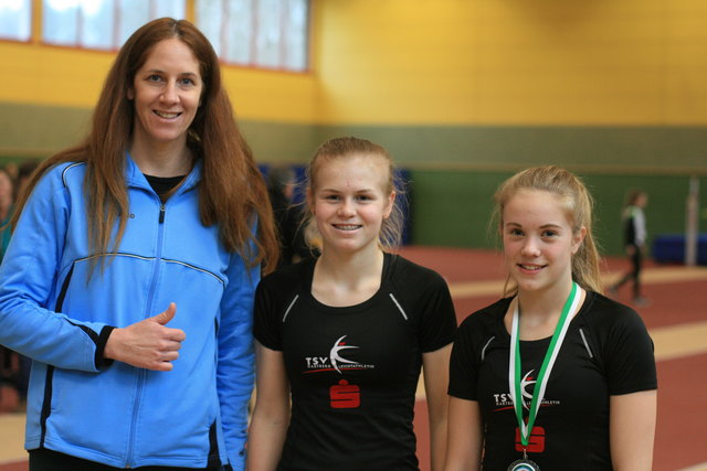 Sektionsleitern Linda Scherf freut sich mit ihren Athletinnen Sarah Tombeck und Judith Schabauer (v.l.). | Foto: Hannes Riedenbauer