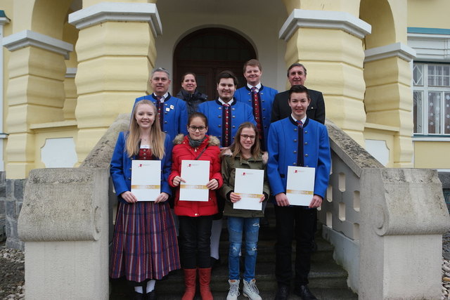 Die Ausgezeichneten, ihre Musiker-KollegInnen und Bürgermeister Ernst Seitz nach der Verleihung der Abzeichen! 1. Reihe v.l.n.r.: Sarah Lechner, Anna Edtbauer, Laura Schatzl, Lukas Lechner