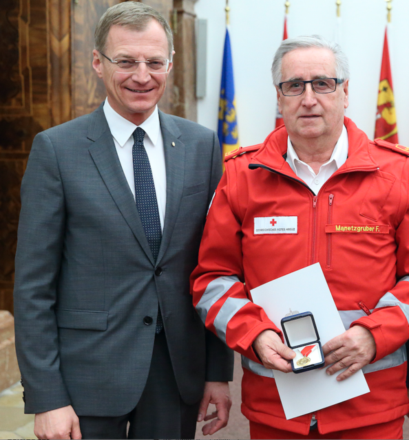 Thomas Stelzer gratulierte Friedrich Manetzgruber (r.). | Foto: Denise Stinglmayr/Land OÖ