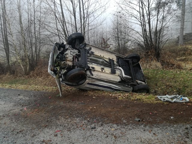 Die Frau konnte sich selbst aus dem Unfallwagen befreien. | Foto: Feuerwehr Welten