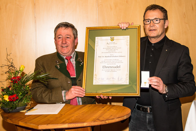 Für Verdienste um die Gemeinde Aigen hat Manfred Schubert-Zsilavecz die „Goldene Ehrennadel“ von Bgm. Raimund Hager erhalten. | Foto: KK