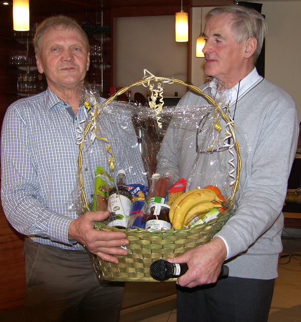 Seniorenbund-Obmann Erwin Stadlbauer (r.) übergab den Hauptpreis an den Gewinner des Schätzspiels Hermann Jung. | Foto: Foto: Ignaz Märzinger