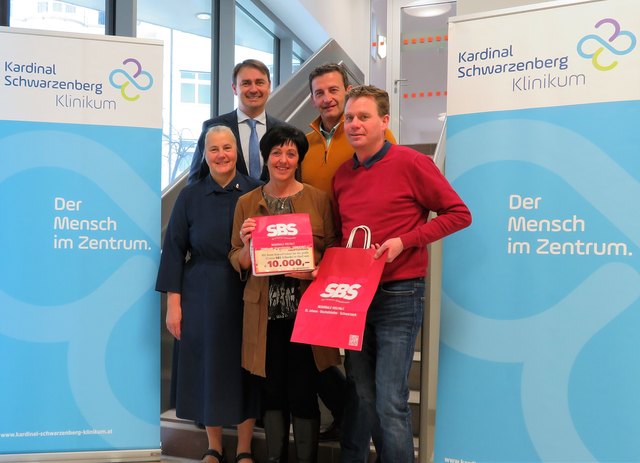 Sr. Katharina und Mag. Ludwig Gold (Geschäftsführung Klinikum Schwarzach), Gewinnerin Andrea Kreuzberger, Bgm. Andreas Haitzer (Schwarzach) und Rudi Tautermann (SBS-Vorstand).